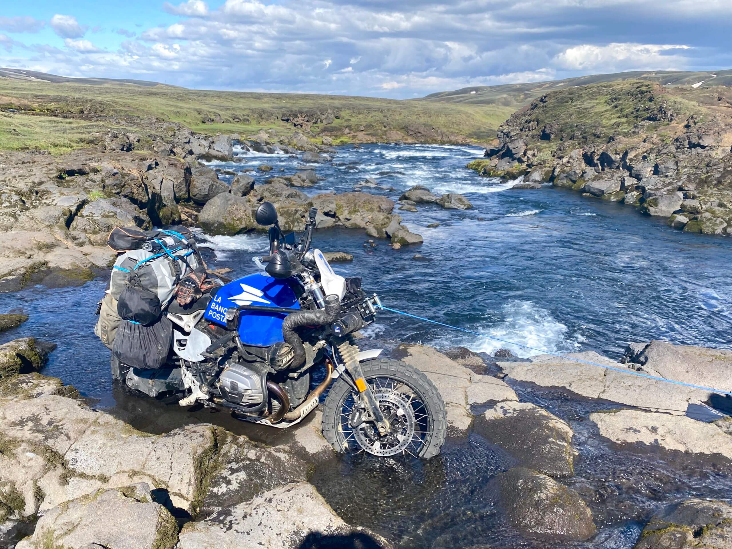 Betty épisode 3 : Betty, mon Defender de la moto, n'a pas un caractère facile, voire même elle aurait parfois tendance à faire sa tête de cochon et à m'en faire baver malgré son treuil (que vous verrez enfin en action!) et ses réelles aptitudes off-road. Troisième épisode d'un hallucinant road-trip dans les terres les plus reculées et hostiles de l'Islande !