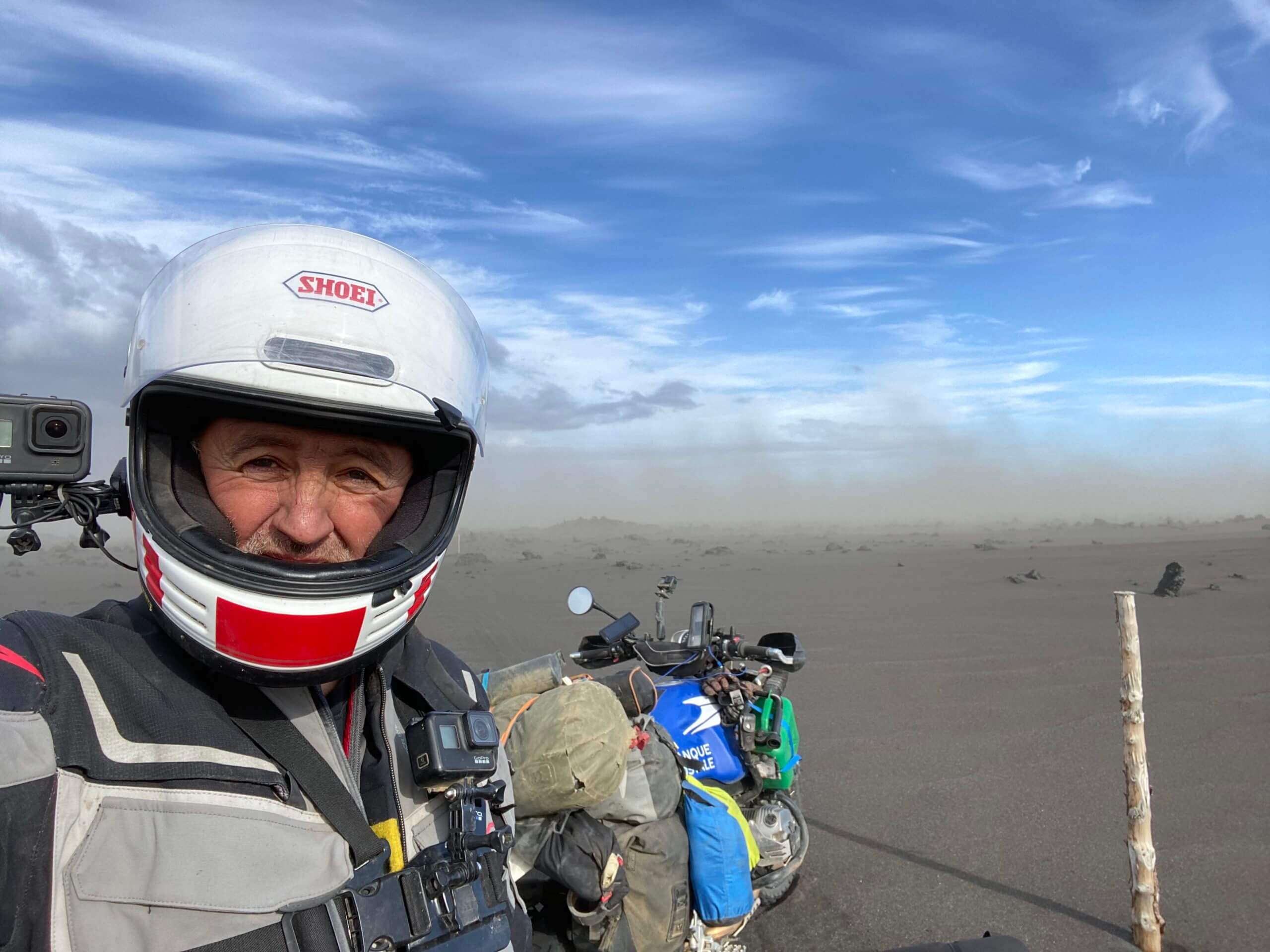 Betty épisode 2: Un treuil, un snorkel, des suspensions de baroudeuse, une autonomie de dromadaire, Betty se devait maintenant d’affronter ses premières aventures ! Et pour son tout premier shakedown, son déverminage, Betty a eu droit à l’Islande, contrée hostile et sauvage s’il en est. Oui je sais, y’a pas d’arbres pour accrocher le treuil, mais sois un tout petit peu patient. Deuxième épisode humide de la vie mouvementée de Betty !