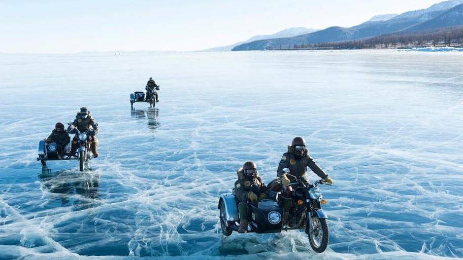 La voie des Glaces (Frozen Ride) un voyage moto en Mongolie qui sort de l'ordinaire. Une traversée onirique du lac Khövsgol en Mongolie, un road trip extraordinaire, un périple physique pour les amoureux de sensations fortes !