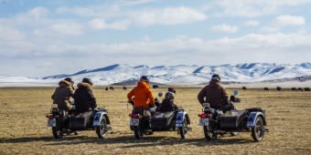 La Mongolie en side-car: Vintage Rides ne propose pas que le lac Khovsgol en side-car mais la Mongolie tout court à des périodes plus fréquentables. J'ai eu la chance de faire ce périple et de faire découvrir ce pays à Jorian Ponomareff, you tubeur/stunteur.