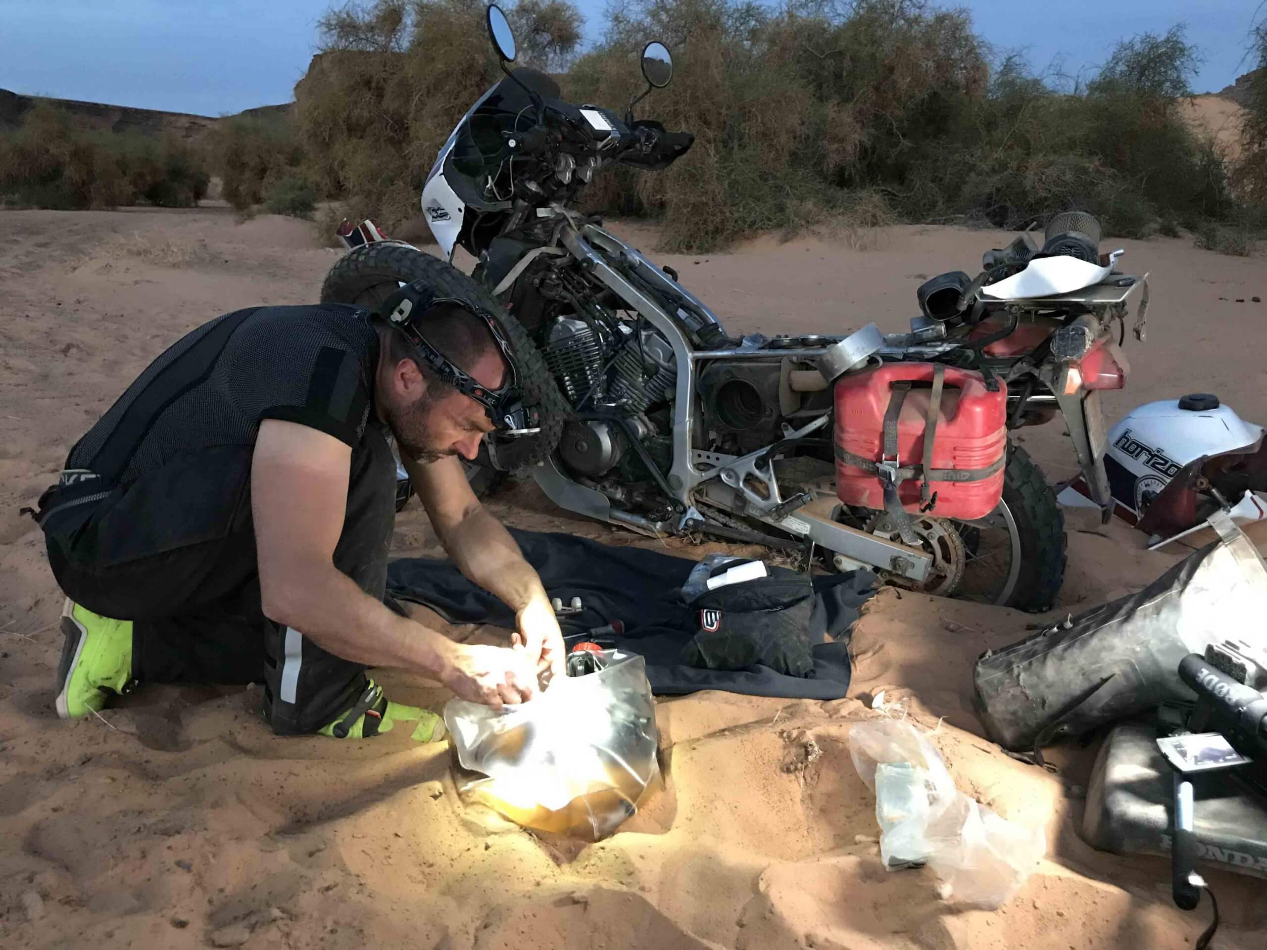 EPISODE 4 avec une remise à zéro des motos à Atar avant d'attaquer la mythique et redoutable passe de Tifoujar !