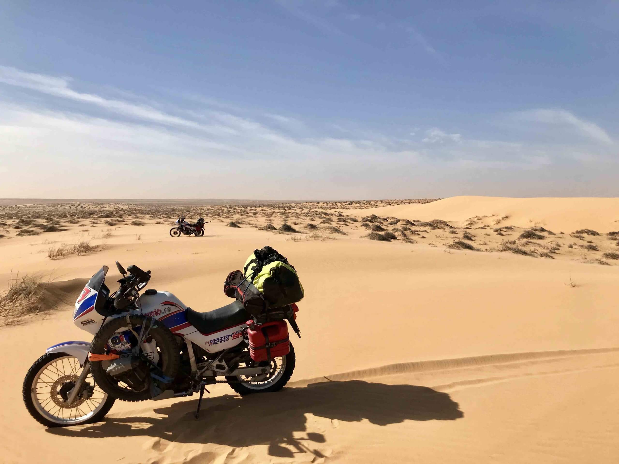 DAKAR LE FILM. Deux Honda 600 transalp achetées 1.500 euros chacune sur le Bon Coin, pas vraiment de préparation, tel était notre plan d'action pour revivre un Paris-Dakar à l'ancienne, sans assistance, par les pistes, tout à l'arrache. 