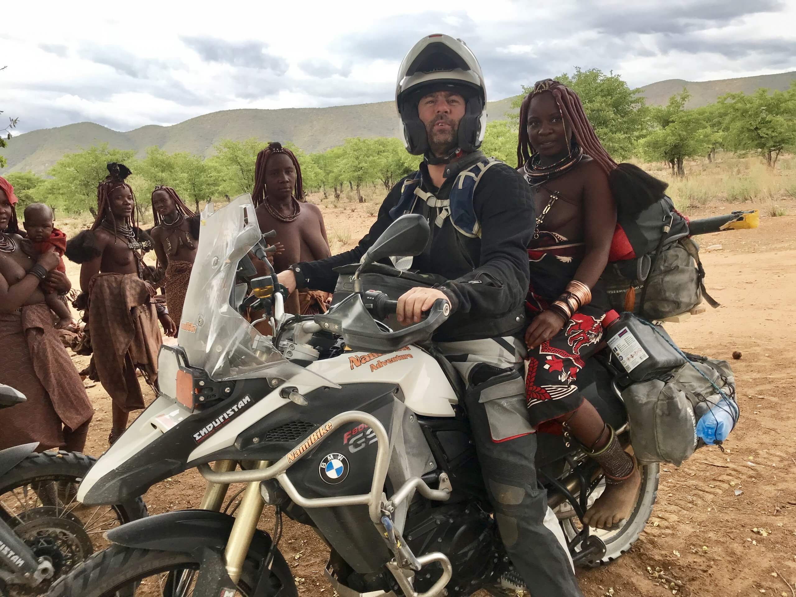 EPISODE 1: en Namibie, tout y est absolument grandiose. Les paysages : des plaines lunaires, des déserts de sables rouges, des montagnes bleues, des canyons, des dunes immenses. La faune: girafes, rhinocéros, buffles, lions,  antilopes, éléphants. Et les gens: des nambiens, des mecs super nantis … ou plutôt des gens bien et super gentils. Le tout dans un pays 25 fois moins peuplés que la France et pourtant 1,2 fois plus grand.