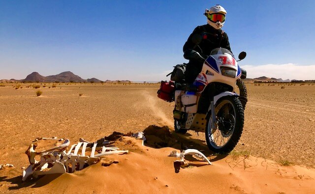 EPISODE 2  avec une découverte de la Mauritanie bien plus compliquée que prévue ! Après avoir pris le thé avec un chercheur d'or, nous cherchons à notre tour ...de l'or noir !