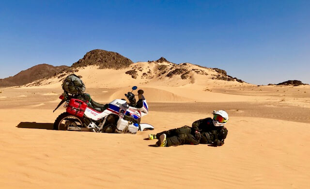 EPISODE 1 où nous avons pour de vrai, franchi la porte de nos rêves! L'occasion de te raconter l'origine de cette idée, la  préparation des motos et nos premières galères au Maroc (erg Chebbi / erg Chegaga) ... avant l'enfer de la Mauritanie !