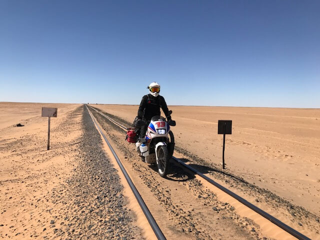 EPISODE 3 au fin fond de la Mauritanie (Chinguetti / Ouadane / cratère de Gel El Richat) dans un sable qui finit par empoisonner nos Transalp 600 ! 