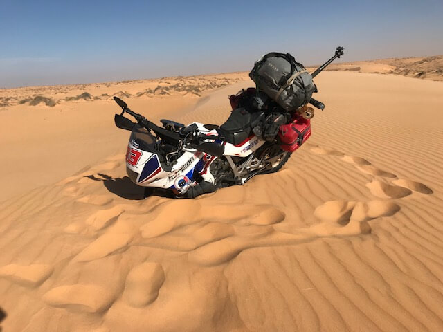 EPISODE 5 où après avoir quasiment ouvert les entrailles de nos 600 Transalp, nous avons enfin réussi à reprendre la piste pour finir cette aventure en beauté sur le Banc d'Arguin et au mythique Lac Rose ! Dakar nous voilà !  