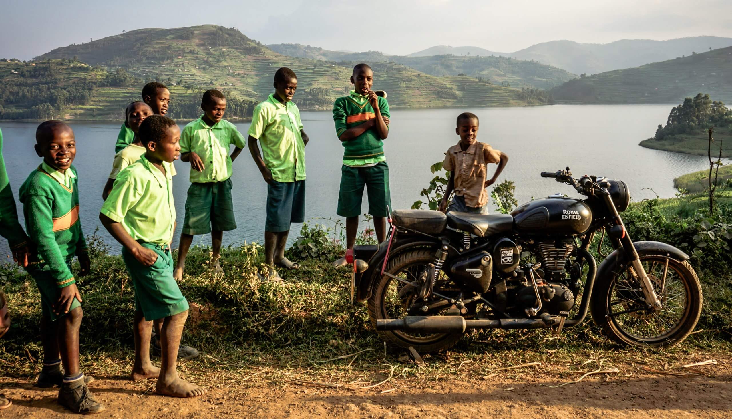 Et aussi le Rwanda by Vintage Rides: Le Rwanda défie les clichés habituels sur le continent africain. Un climat tempéré, du relief à profusion, des volcans culminant à 4500m, de grandes forêts primaires d’altitude, de nombreux lacs d’eau claire et de vastes zones de savane: le décor est planté.
