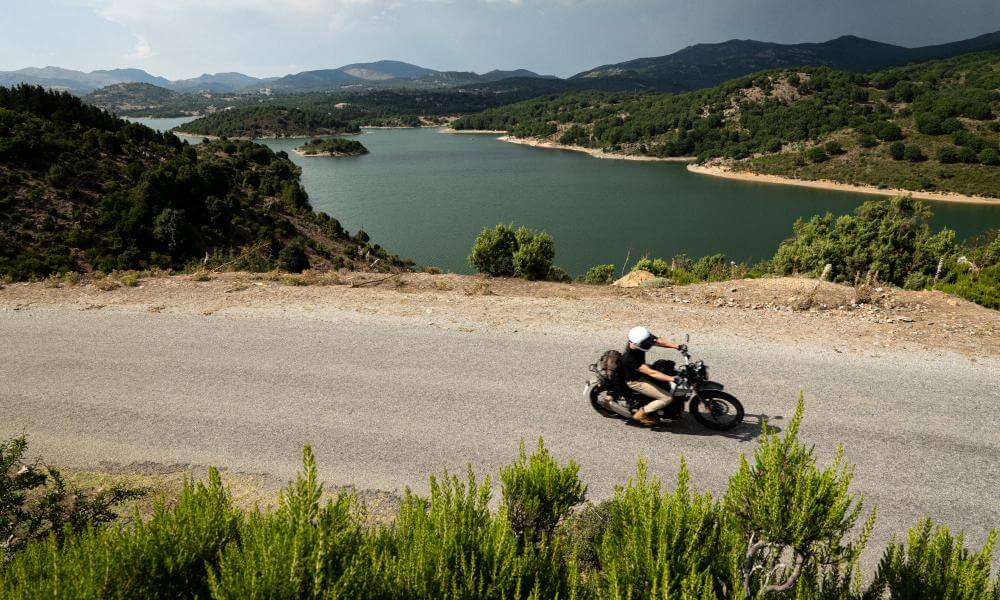 Et aussi la Sardaigne by Vintage Rides: une aventure entre mer et montagne. Au programme : Un circuit inédit de 7 jours, en formule Exploration sur des petites routes bucoliques, des pistes montagneuses, une gastronomie délicieuse, des gîtes ruraux confortables et un accueil chaleureux. L’occasion rêvée de vous évader, à moins de 2h de la France. 