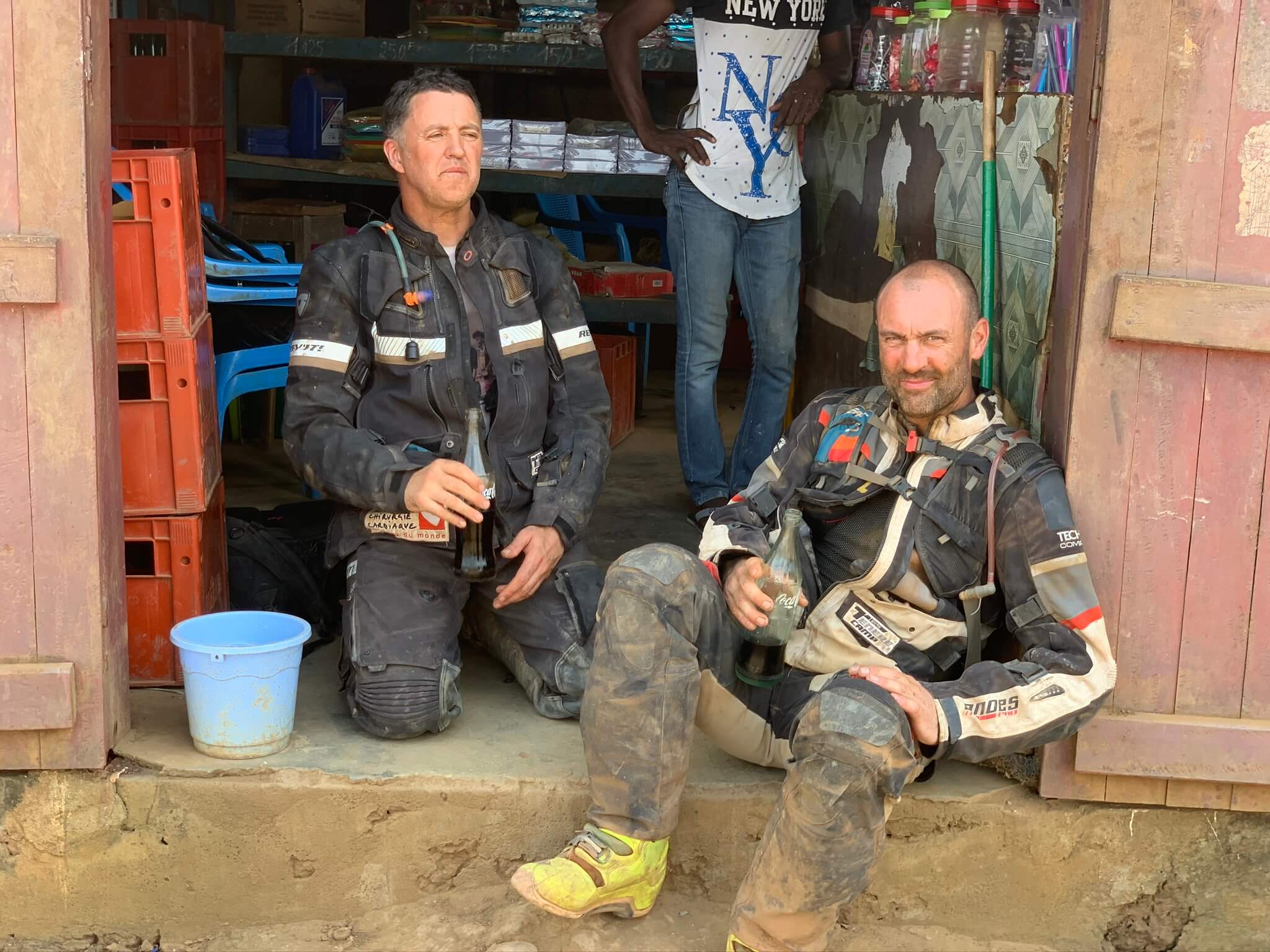 KAP2CAP EP6: trop court l’épisode précédent ? Tant mieux, ça te fait les pieds 😉 Mais note que tu n’as eu que 48 heures à attendre pour cet haletant nouvel opus ! De la sueur, sans l’odeur, du suspens (garanti sans Covid) avec une entrée illégale sur le territoire ivoirien et de l’émotion, avec nos premières rencontres avec des enfants opérés par Mécénat Chirurgie Cardiaque.