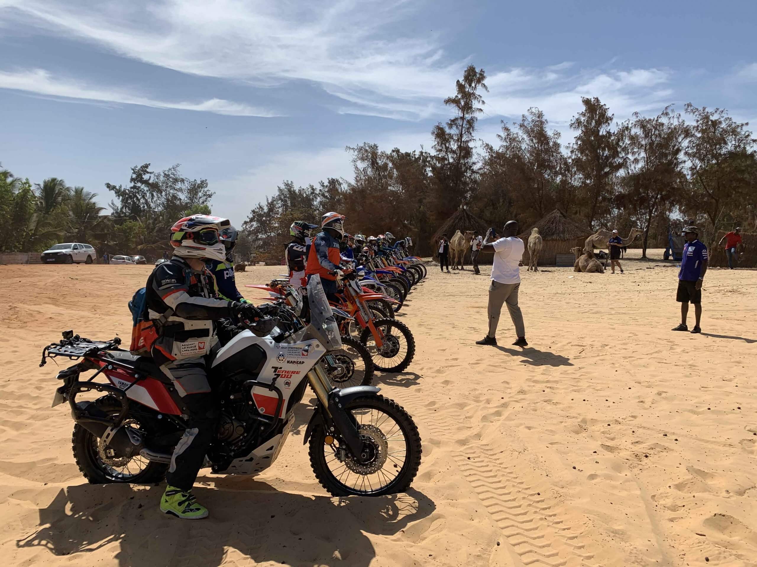 KAP2CAP EP3: bon, après nos aventures dans le chott mauritanien, tu serais en droit de te dire que tout ça a bien dû nous calmer. Ban non ! Débiles pour débiles, on a décidé d’aggraver notre cas en participant à une endurance d’enduro dans les dunes du mythique Lac Rose à Dakar. Une course improbable à l’issue de laquelle nous filons vers la Guinée qui marque notre entrée dans l’Afrique Noire profonde. Par 41 degrés et des chemins d’enduro dignes de la Lozère… ça sent le coup de chaud 