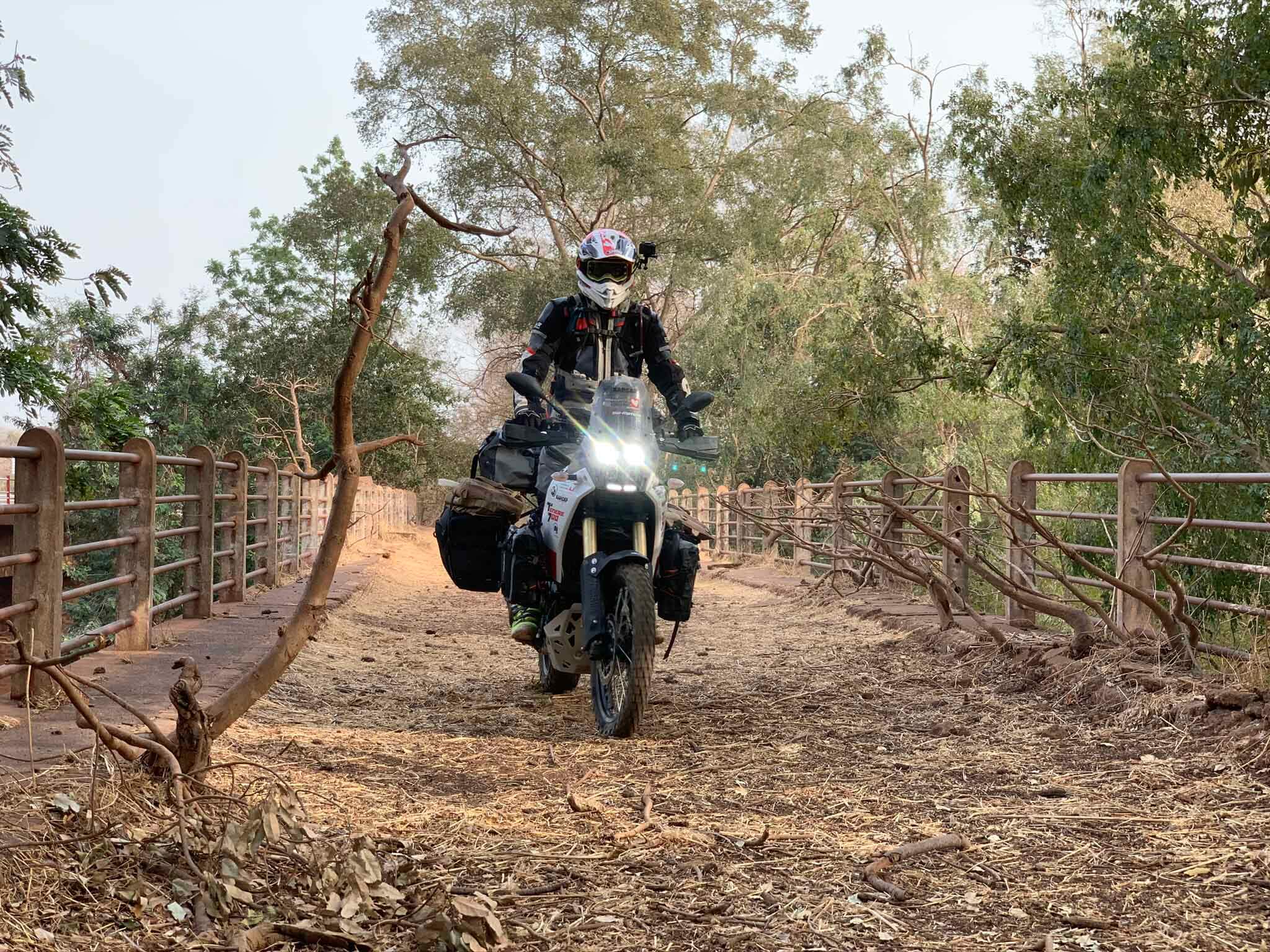 KAP2CAP EP4: lorsque je t'ai quitté dans l'épisode 3, samedi dernier, j'étais en pleine détresse ... limite d'être rapatrié par Europ Assistance. Sauf que là où on était, bah personne en pouvait me venir en secours. Alors, j'ai repris le guidon pour nous enfoncer encore plus, non pas dans les emmerdes, mais au coeur des petits villages en moyenne Guinée (Conakry). Si je t'arrache pas une larme sur cet épisode incroyablement émouvant, c'est vraiment que tu ne l'as pas regardé jusqu'au bout !