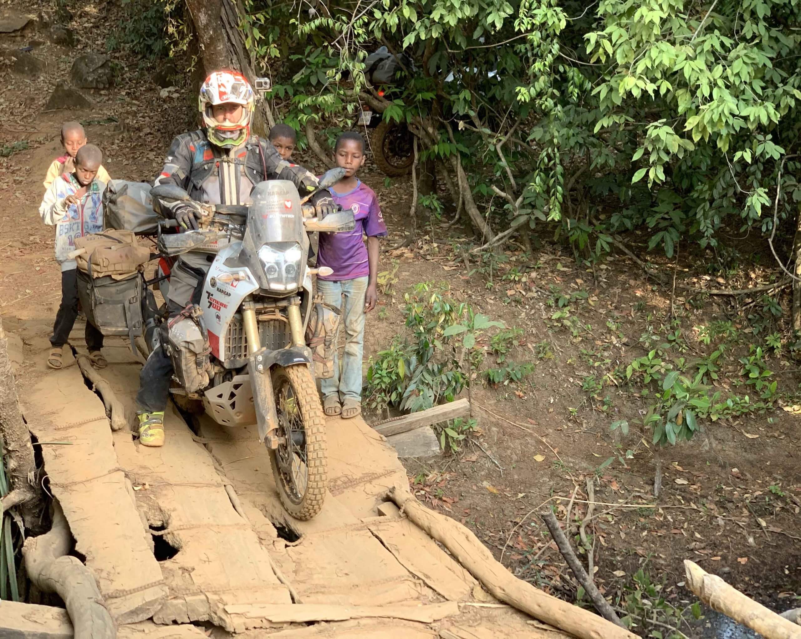 KAP2CAP EP 8: t= t'étais inquiet pour nous ? Faut pas ! C'est pour la bonne cause: 40 minutes pour sortir de façon épique du Nigéria, traverser le Cameroun, se mettre les doigts de pieds en bouquet de violette au Congo, avant d’enchaîner sur un gros moment d'inquiétude pour entrer au Congo. Je te laisse à ces 40 minutes, non sans te remercier pour ton exceptionnelle/absolue/énormifiante/terrifroyable générosité pour la collecte Mécénat Chirurgie cardiaque !