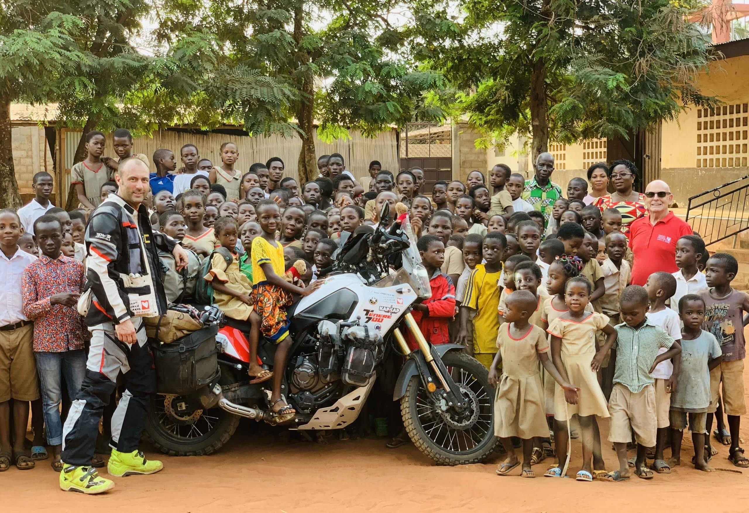 KAP2CAP EP 9: à priori, renoncer n’était pas vraiment une option dans notre entreprise. Tel le K2, la Route Nationale 1 en République Démocratique du Congo se dressait là, devant nous. Plus de 2.000 kilomètres où, tout le monde le disait, nous allions brûler en enfer par + de 40 degrés. Au bout de cet enfer, Lubumbashi, porte d’entrée en Zambie. La réputation de la Nationale 1 n’a pas failli.